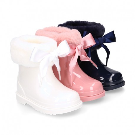 SHINY SHORT COUNTRY style Rain boots with fake hair design and bow.