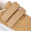 Zapatilla o Tenis niños OKAA con doble cierre adherente en piel serraje en colores pasteles.