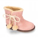 Little ankle boot shoes with FAKE HAIR lining and POMPOMS design in suede leather for first steps.