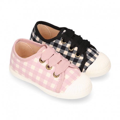 VICHY Cotton canvas kids tennis style shoes with shoelaces closure and toe cap.