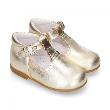 Classic Kids Laminated Nappa leather T-strap shoes with buckle fastening.