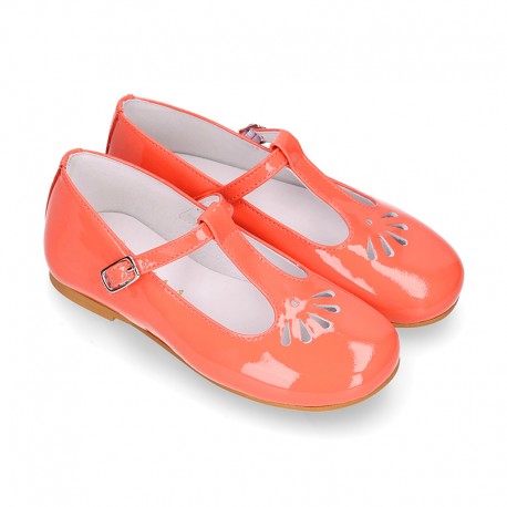 Little T-Strap Girl OKAA Mary Jane shoes in PEONY patent leather with perforated design.