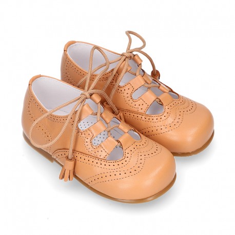 Zapato niño INGLES con cordones y borlas en piel napa CAMEL.