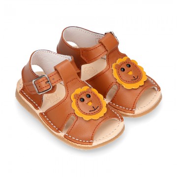 Sandalia BABY NIÑO tipo menorquina con diseño LEÓN y suela súper flexible.
