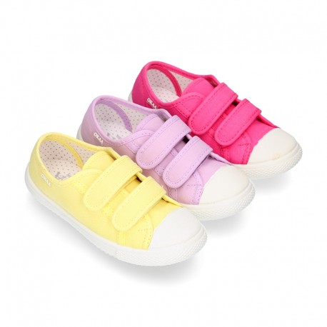 Cotton Canvas OKAA Girl Sneaker laceless and with toe cap design.