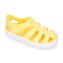 SNEAKER style kids jelly shoes with hook and loop strap in solid colors.