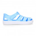 SNEAKER style kids jelly shoes with hook and loop strap in solid colors.