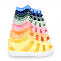 SNEAKER style kids jelly shoes with hook and loop strap in solid colors.