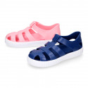 SNEAKER style kids jelly shoes with hook and loop strap in solid colors.