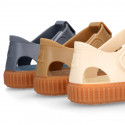 SNEAKER style kids jelly shoes with hook and loop strap in solid colors and caramel soles.