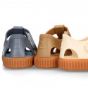 SNEAKER style kids jelly shoes with hook and loop strap in solid colors and caramel soles.