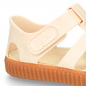 SNEAKER style kids jelly shoes with hook and loop strap in solid colors and caramel soles.