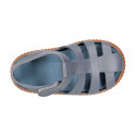 SNEAKER style kids jelly shoes with hook and loop strap in solid colors and caramel soles.