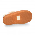 SNEAKER style kids jelly shoes with hook and loop strap in solid colors and caramel soles.