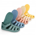 SNEAKER style kids jelly shoes with hook and loop strap in solid colors and matching soles.