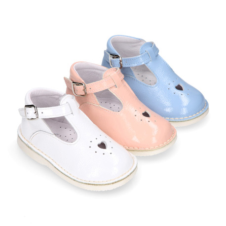 VINTAGE style Patent Leather kids T-strap shoes with buckle fastening.