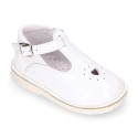 VINTAGE style Patent Leather kids T-strap shoes with buckle fastening.