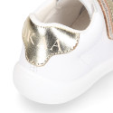 Zapatilla colegial niños peques OKAA sin cordones en piel napa blanca combinada.