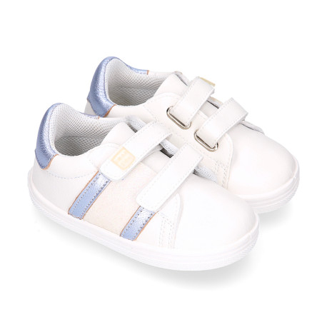 Deportiva niña OKAA FLEX sin cordones en color Blanco con rayas plata.