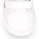 White color OKAA FLEX girl tennis shoes laceless with silver color stripes design.