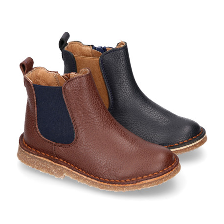 Nappa leather kids casual ankle boot shoes with elastic band in contrast and side zipper closure.