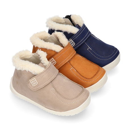 Botita niños OKAA FLEX tipo Wallabee con cuello borrego en piel Nobuck.