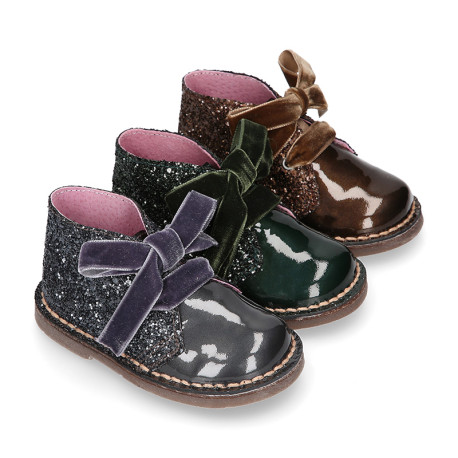 Girl GLITTER and pearl patent leather safari boots with velvet ties closure.