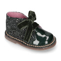 Girl GLITTER and pearl patent leather safari boots with velvet ties closure.