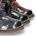 Girl GLITTER and pearl patent leather safari boots with velvet ties closure.