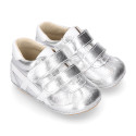 Baby sneaker with hook-and-loop closure in laminated leather.