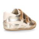 Baby sneaker with hook-and-loop closure in laminated leather.