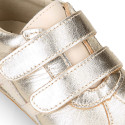 Baby sneaker with hook-and-loop closure in laminated leather.