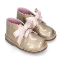 Girl Safari Boots with silk laces closure and waves in PEARL patent leather.