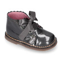 Girl Safari Boots with silk laces closure and waves in PEARL patent leather.