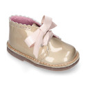 Girl Safari Boots with silk laces closure and waves in PEARL patent leather.