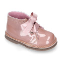 Girl Safari Boots with silk laces closure and waves in PEARL patent leather.