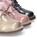 Girl Safari Boots with silk laces closure and waves in PEARL patent leather.