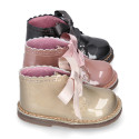 Girl Safari Boots with silk laces closure and waves in PEARL patent leather.