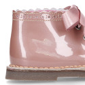 Girl Safari Boots with silk laces closure and waves in PEARL patent leather.