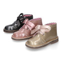 Girl Safari Boots with silk laces closure and waves in PEARL patent leather.