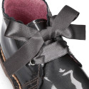 Girl Safari Boots with silk laces closure and waves in PEARL patent leather.