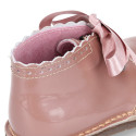 Girl Safari Boots with silk laces closure and waves in PEARL patent leather.