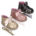 Girl Safari Boots with silk laces closure and waves in PEARL patent leather.