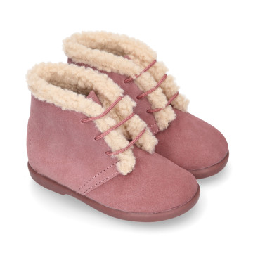 Botita niños en piel serraje con diseño con BORREGO.