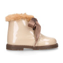 Girl safari boots with ties closure and fake hair neck in PATENT leather.