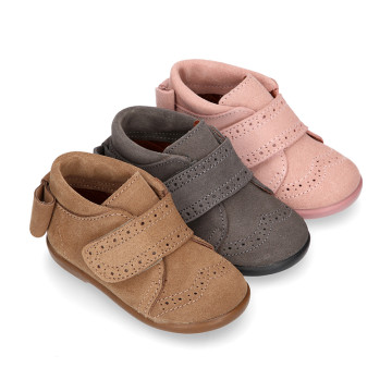 Girl Suede leather little bootie laceless with bow and chopped design.