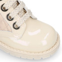 Botita ROCKERA niña con cordones metalizados en piel charol BEIGE.