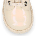 Botita ROCKERA niña con cordones metalizados en piel charol BEIGE.