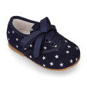 Zapatito tipo blucher con lazo y estrellas en serraje.