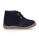 Ankle boot shoes for first steps with toe cap, counter and laces in suede leather.